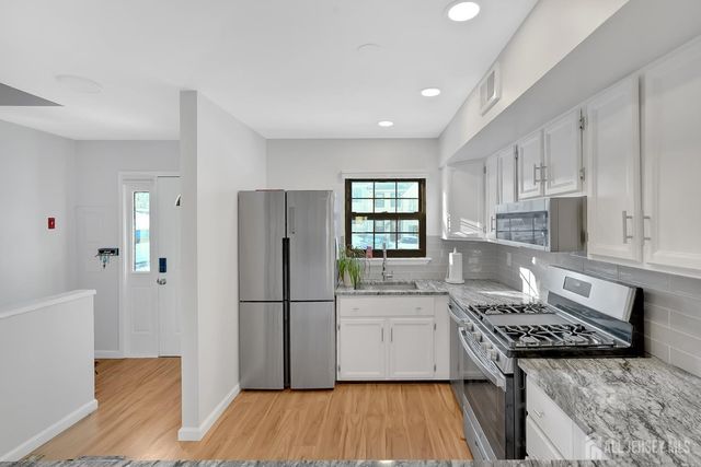 51 Queens Way, Englishtown, NJ 07726