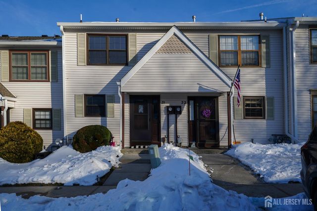 51 Queens Way, Englishtown, NJ 07726
