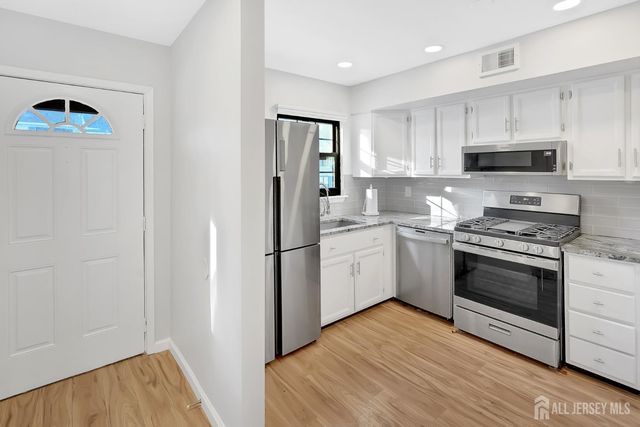 51 Queens Way, Englishtown, NJ 07726