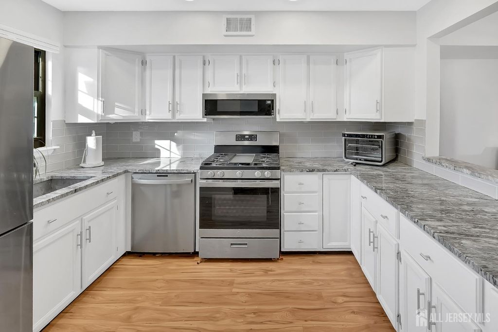 51 Queens Way, Englishtown, NJ 07726