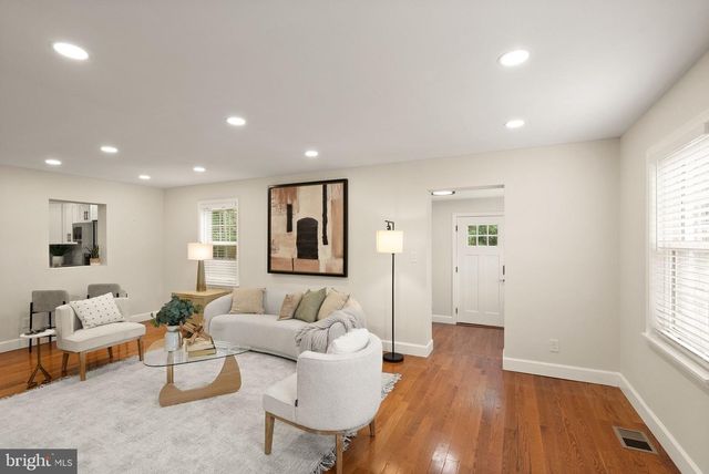 5940 EDGEHILL DR, Alexandria, VA 22303