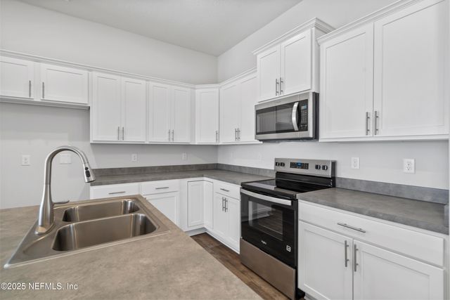 8381 HELMSLEY Boulevard, Jacksonville, FL 32219