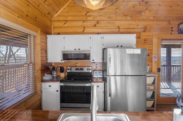 2205 Eagle Feather Drive, Sevierville, TN 37876