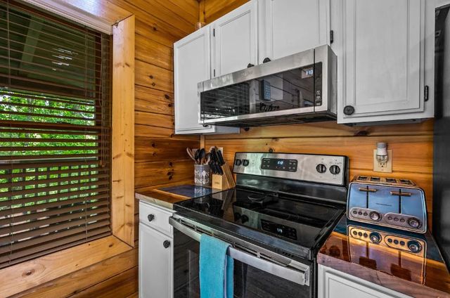 2205 Eagle Feather Drive, Sevierville, TN 37876