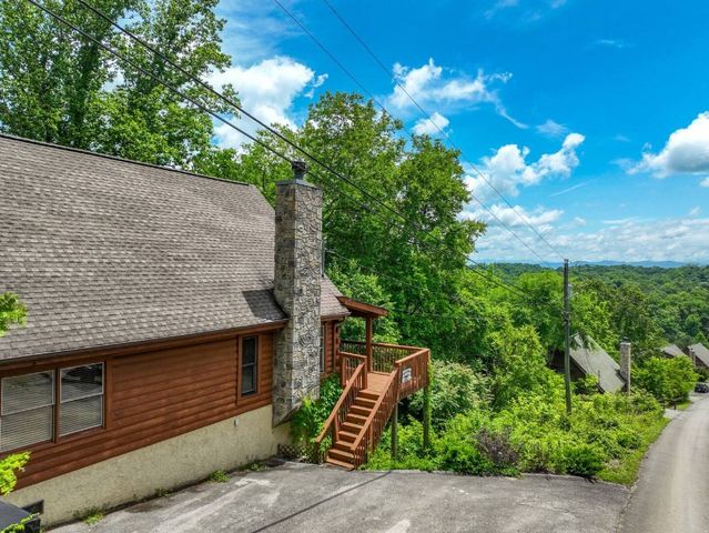 2205 Eagle Feather Drive, Sevierville, TN 37876