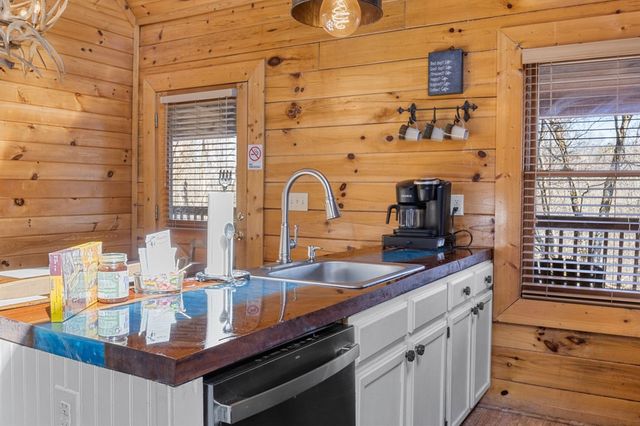 2205 Eagle Feather Drive, Sevierville, TN 37876