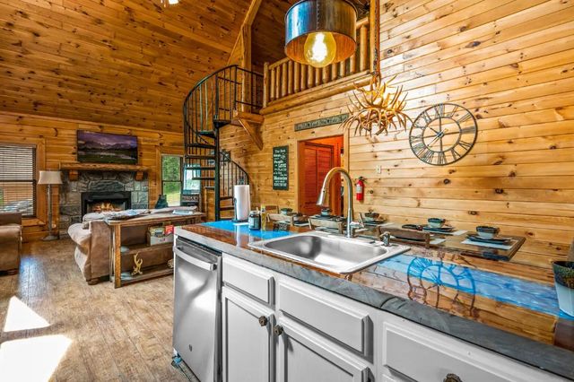 2205 Eagle Feather Drive, Sevierville, TN 37876