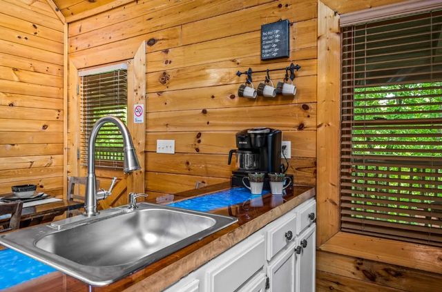 2205 Eagle Feather Drive, Sevierville, TN 37876