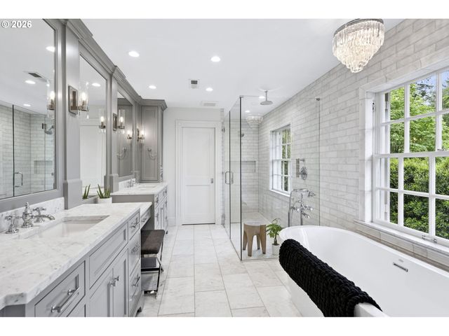 2505 Sw HILLCREST Dr, Portland, OR 97201
