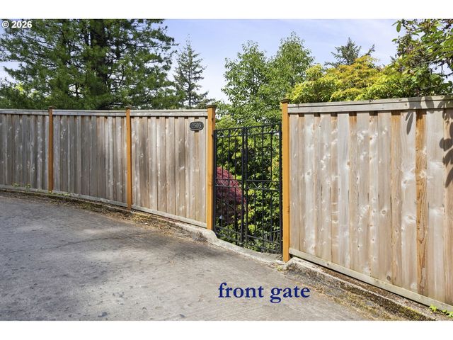 2505 Sw HILLCREST Dr, Portland, OR 97201