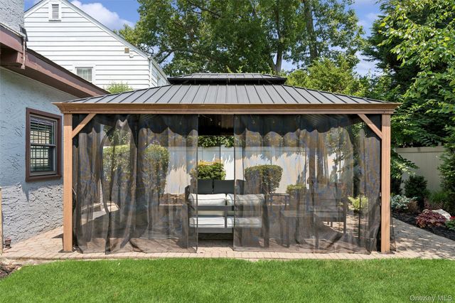 20 Beverly Parkway, Freeport, NY 11520