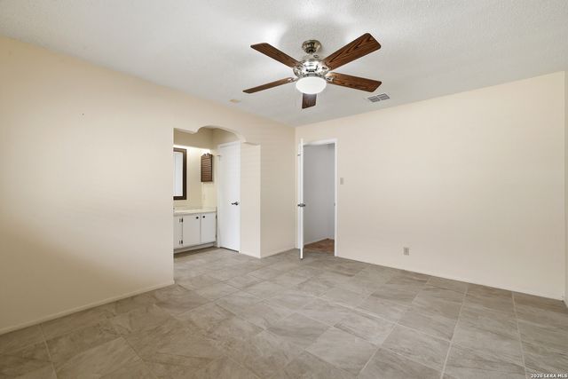 7111 SPLIT CRK, San Antonio, TX 78238