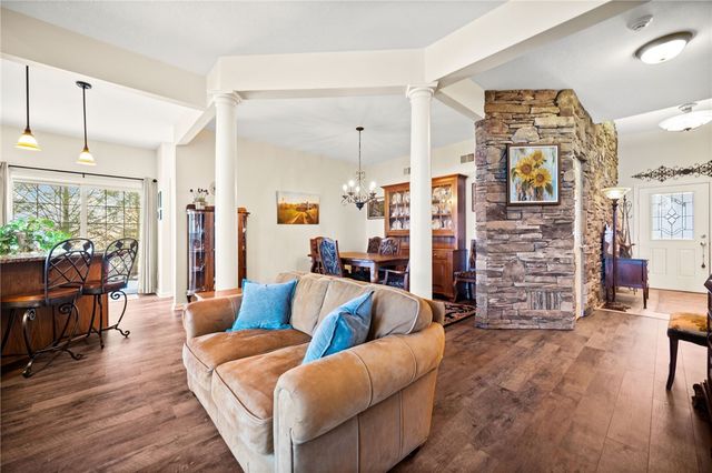 322 Woodcrest Dr, North Fayette, PA 15108