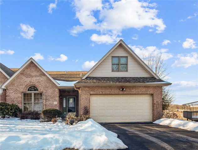 322 Woodcrest Dr, North Fayette, PA 15108