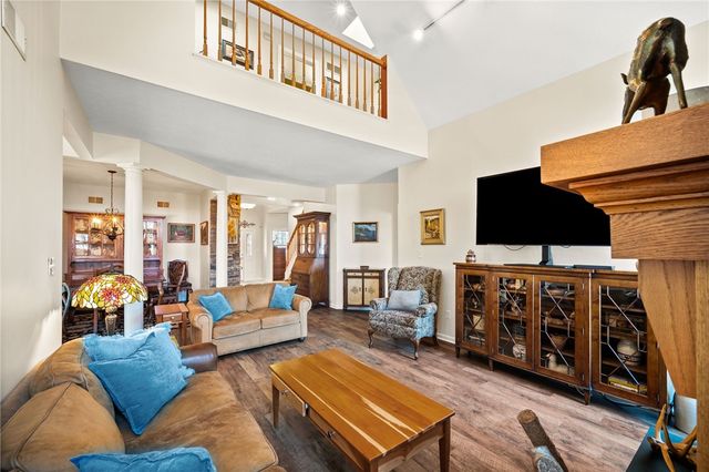 322 Woodcrest Dr, North Fayette, PA 15108