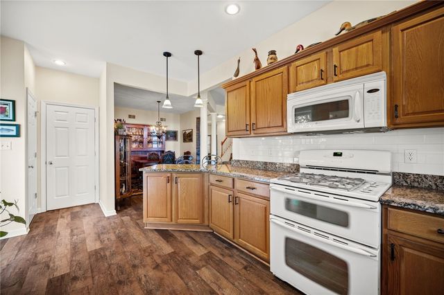 322 Woodcrest Dr, North Fayette, PA 15108