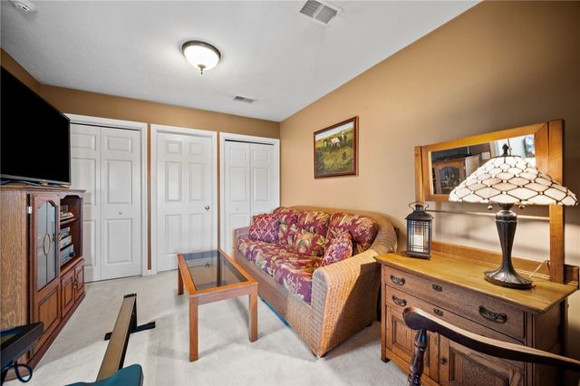 322 Woodcrest Dr, North Fayette, PA 15108