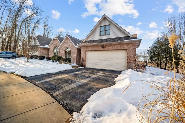 322 Woodcrest Dr, North Fayette, PA 15108