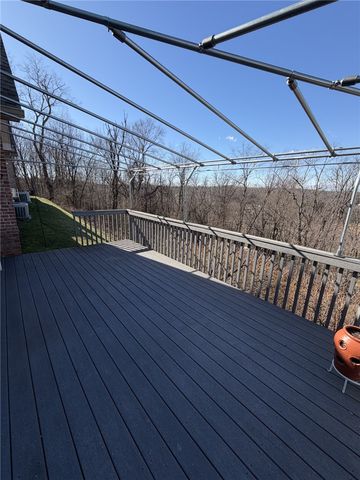 322 Woodcrest Dr, North Fayette, PA 15108