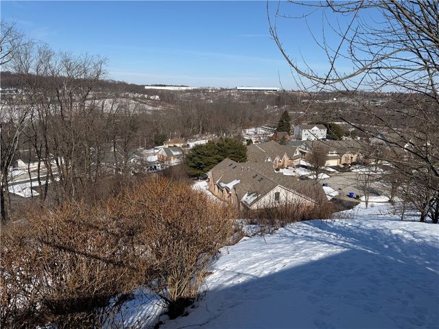 322 Woodcrest Dr, North Fayette, PA 15108