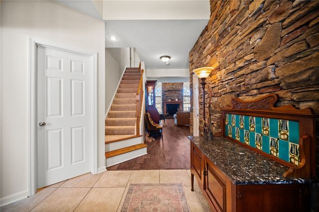 322 Woodcrest Dr, North Fayette, PA 15108