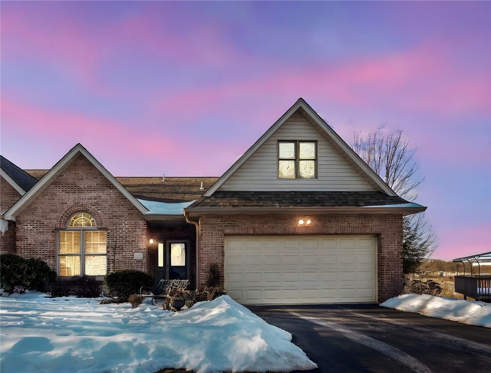 322 Woodcrest Dr, North Fayette, PA 15108