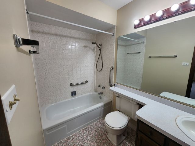 1 Stony Creek Drive 1B, Palos Hills, IL 60465
