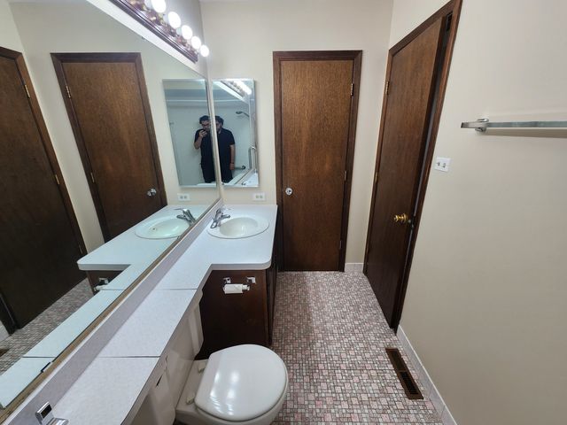 1 Stony Creek Drive 1B, Palos Hills, IL 60465