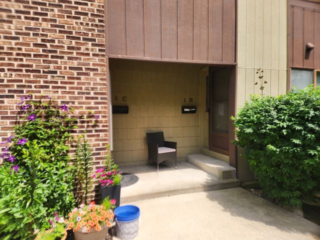 1 Stony Creek Drive 1B, Palos Hills, IL 60465