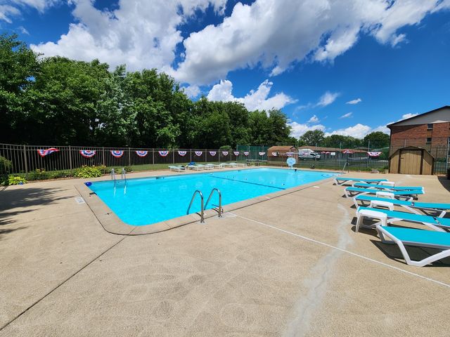 1 Stony Creek Drive 1B, Palos Hills, IL 60465