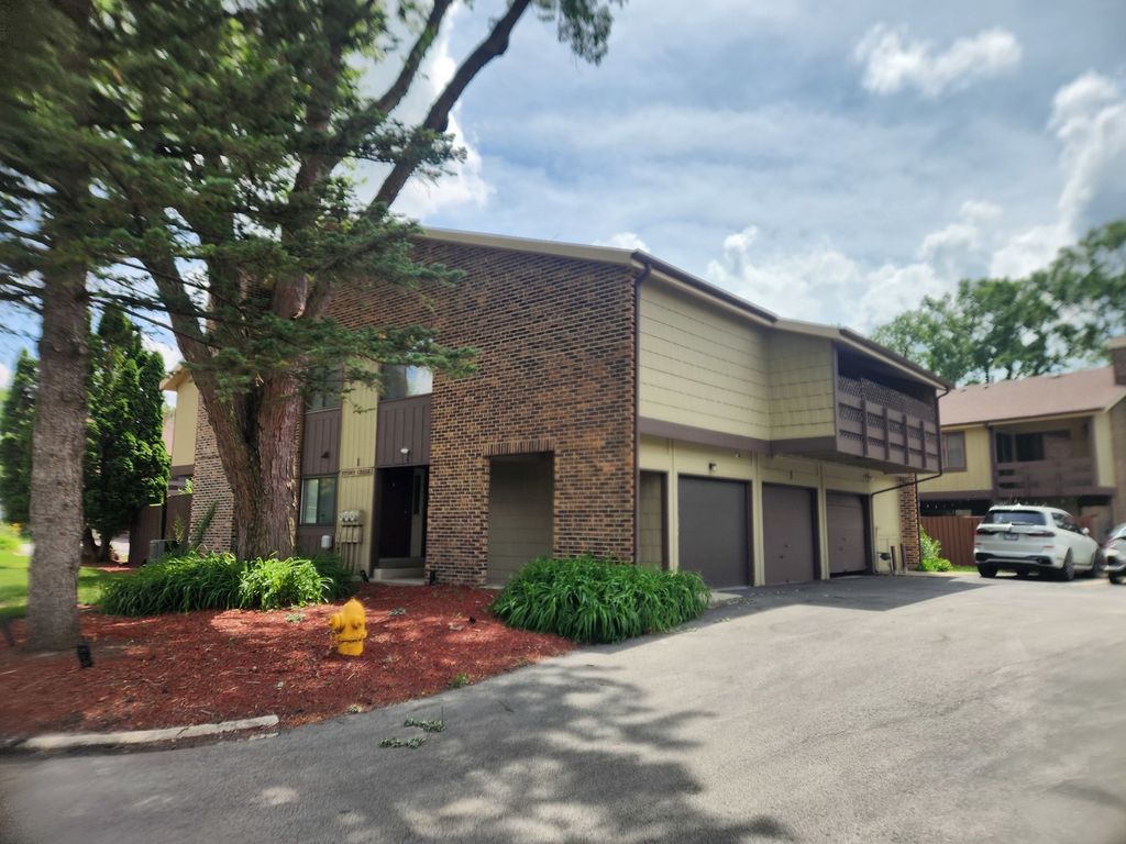 1 Stony Creek Drive 1B, Palos Hills, IL 60465