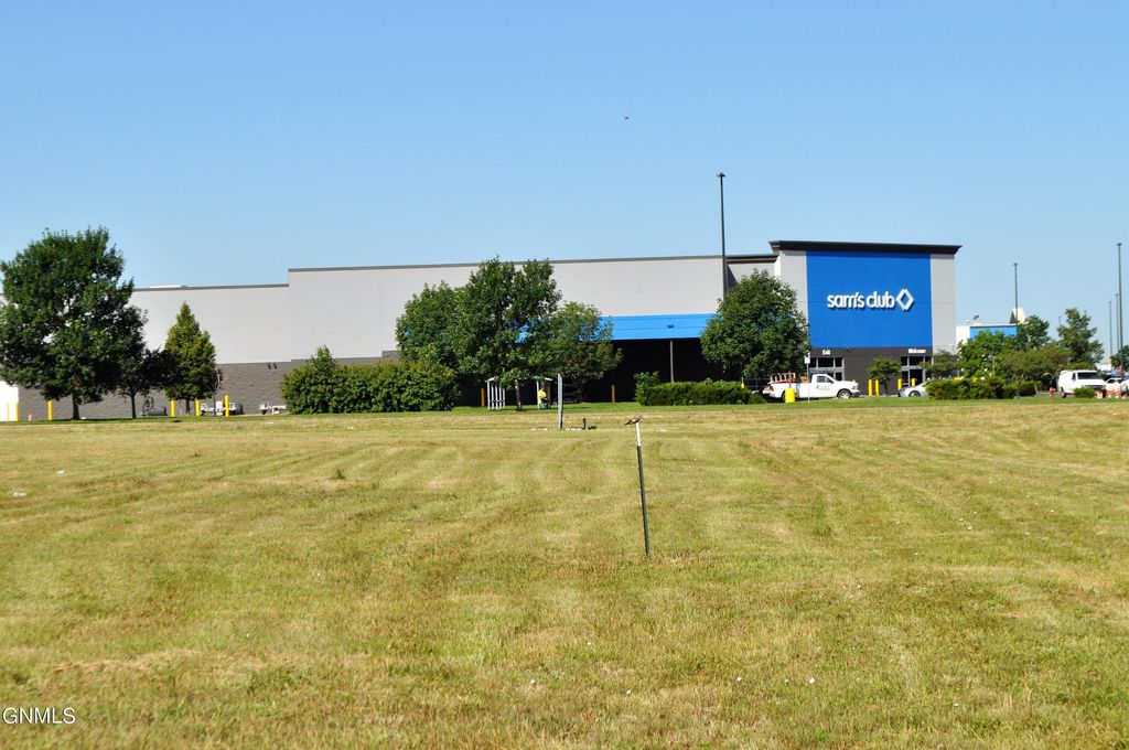 1201 Burlington Drive, Bismarck, ND 58504 photo 17