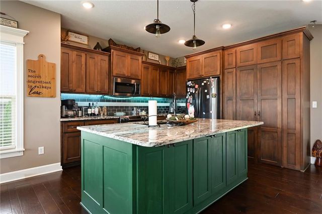 22614 Surrey Lane, Peculiar, MO 64078