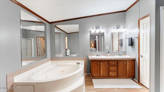 916 Scenic River Rd, Madisonville, TN 37354