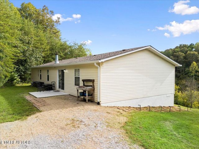 916 Scenic River Rd, Madisonville, TN 37354