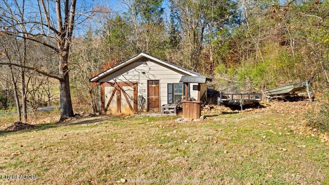 916 Scenic River Rd, Madisonville, TN 37354