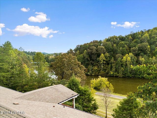 916 Scenic River Rd, Madisonville, TN 37354