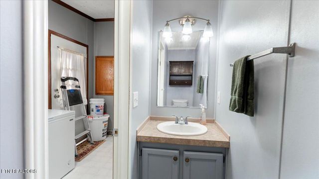 916 Scenic River Rd, Madisonville, TN 37354