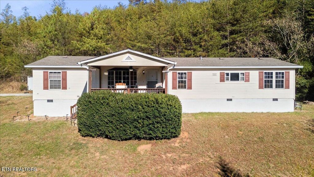 916 Scenic River Rd, Madisonville, TN 37354