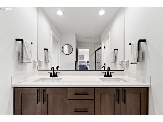 8713 N 5TH St, Ridgefield, WA 98642