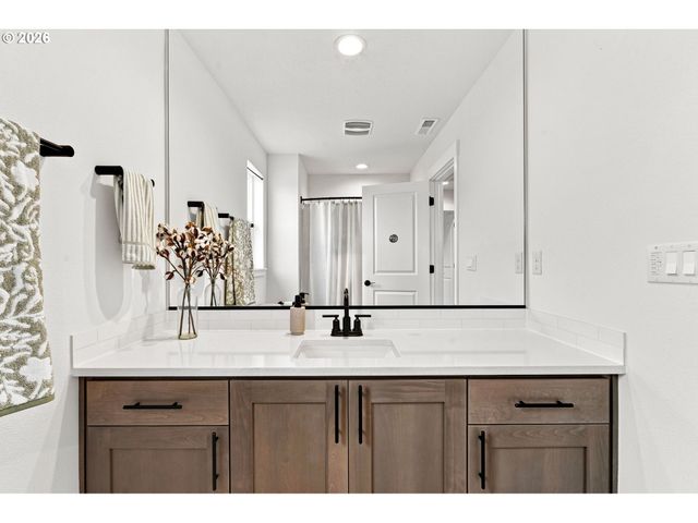 8713 N 5TH St, Ridgefield, WA 98642