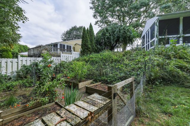 34 Skyridge Ln, Springfield, MA 01128