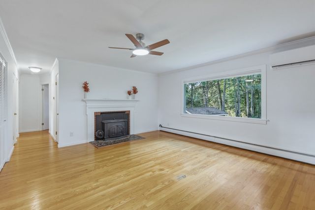 34 Skyridge Ln, Springfield, MA 01128