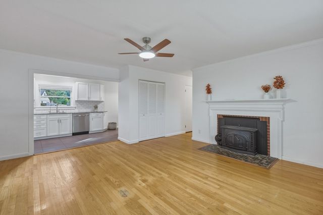 34 Skyridge Ln, Springfield, MA 01128