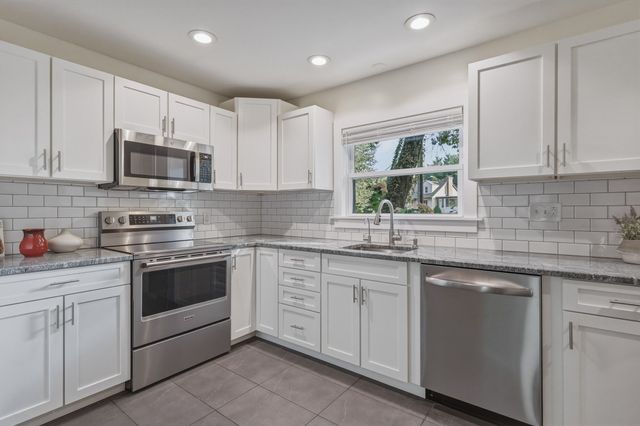 34 Skyridge Ln, Springfield, MA 01128