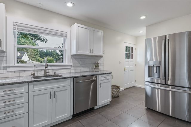 34 Skyridge Ln, Springfield, MA 01128