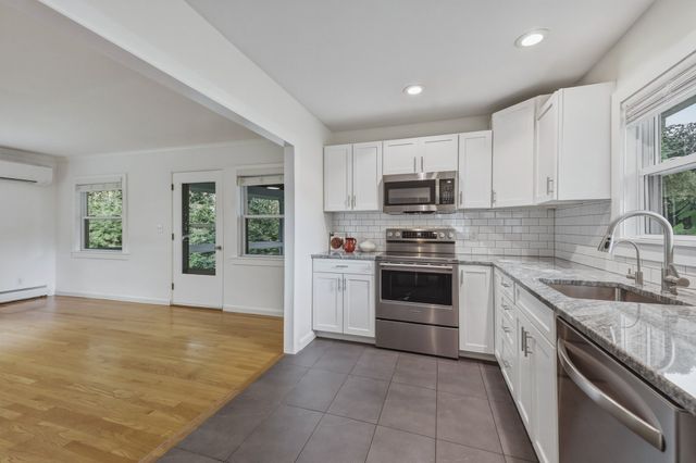 34 Skyridge Ln, Springfield, MA 01128