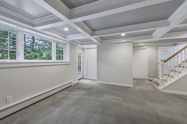 34 Skyridge Ln, Springfield, MA 01128