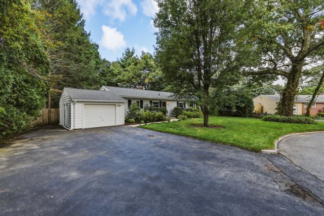 34 Skyridge Ln, Springfield, MA 01128