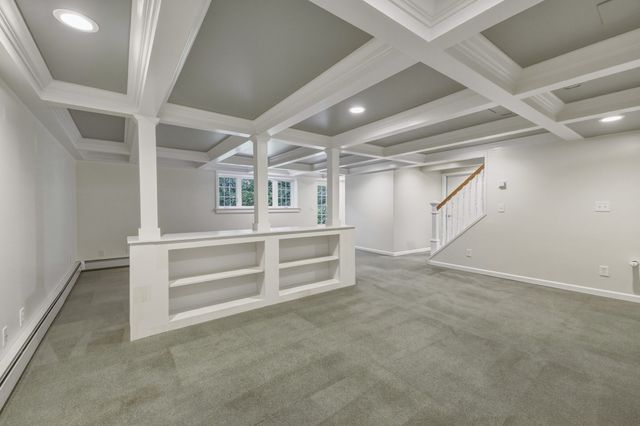 34 Skyridge Ln, Springfield, MA 01128